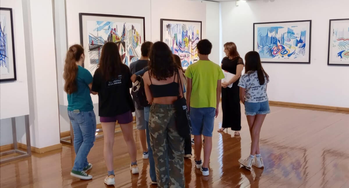Imagem de Capa do Evento Descobrir a Arte | Visita Guiada à Exposição Presente na Galeria